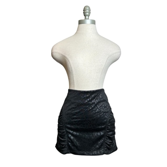 2/$30 2B Bebe Black on Black Animal Leopard Printed Ruched Mini Skirt Size Small - Picture 3 of 13